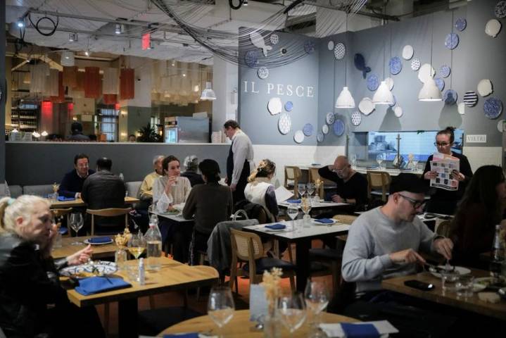 US asks restaurant companies to promote healthier foods to children