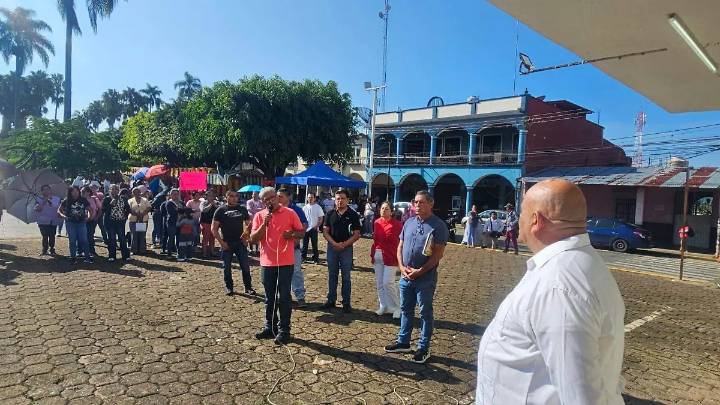 Ayuntamiento de Ixhuatlán del Café reporta obra concluida en primaria pero padres dicen que no existe