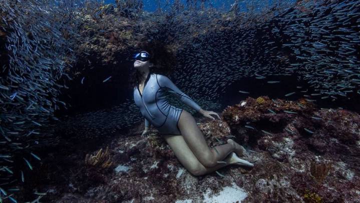 “Di clases de apnea y fui sirena”: la mexicana que entrenó al elenco de Merlina y rompió un ré...