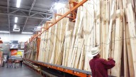 Trump impone un arancel del 10 % a la madera y 25 % a los muebles y gabinetes