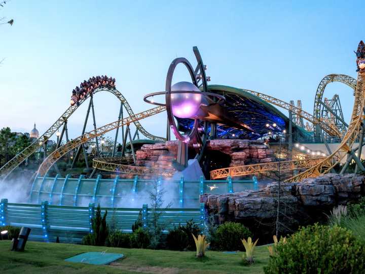 Montaña rusa fatal: murió un hombre de 30 años en una flamante atracción del nuevo parque Universal Epic Universe, en Orlando