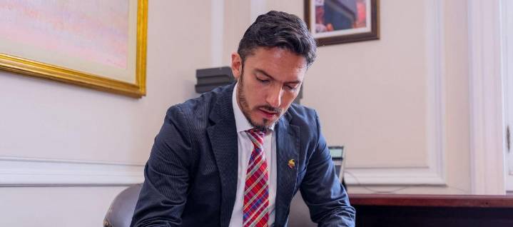 La jugadita del Gobierno: Florian renunció a Minigualdad y otra vez subieron su hoja de vida
