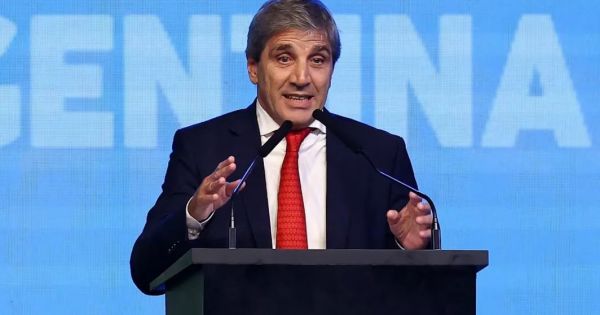 El dato negativo de la economía que puede aliviar la demanda de dólares hasta fin de año