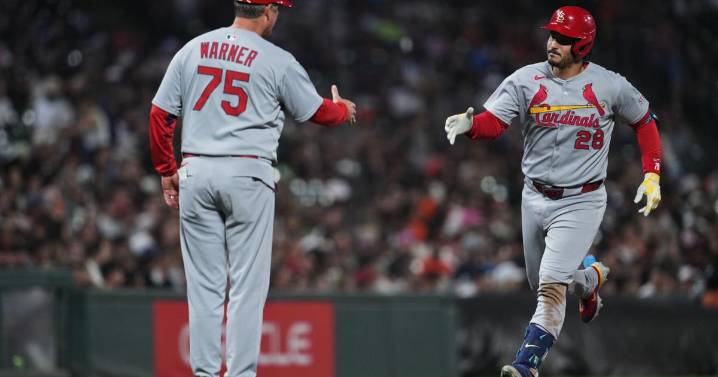 Cardinals stave off elimination with big rally vs. Giants