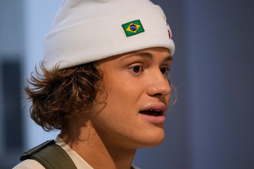 La estrella del esquí de Brasil tiene dos metas: ganar y aprender su himno nacional