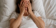 Dormir mal después de los 50: por qué cambia el sueño y los riesgos de automedicarse, según los expertos