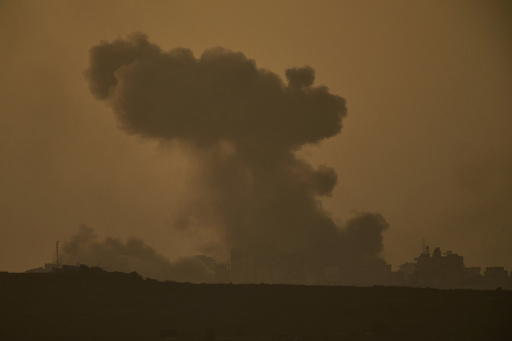 Ministro de Defensa de Israel dice que "Gaza está ardiendo" tras intensos bombardeos