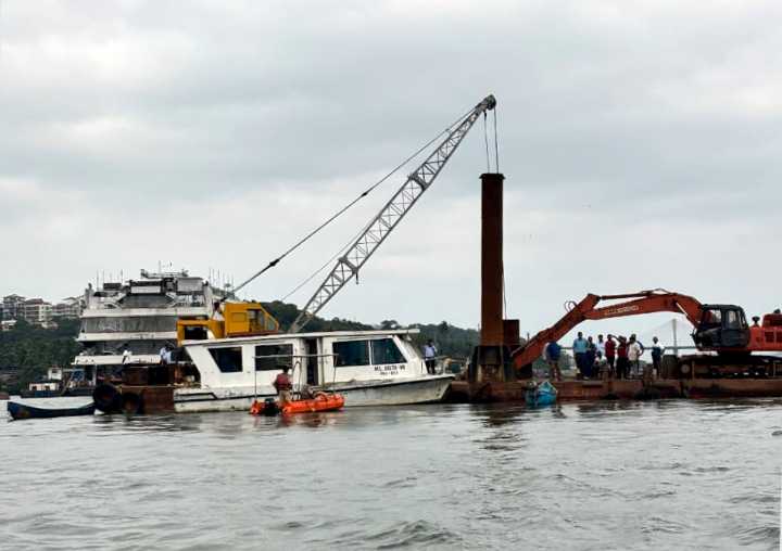 Angry residents foil dredging Ops at Reis Magos again
