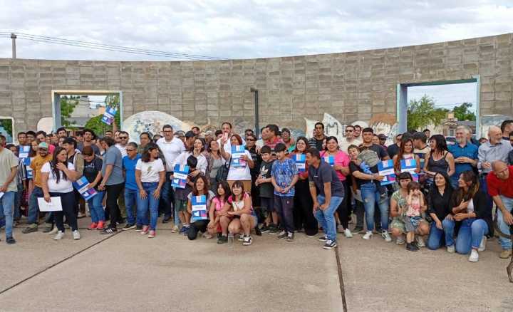 Barrio Micaela García: familias reciben certificado para tramitar la luz