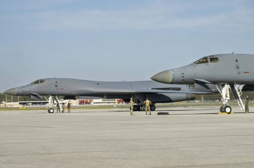 Bombarderos B-1B sobrevuelan costa venezolana, según rastreador