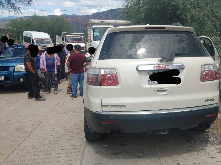 Golpean y queman a presuntos cobradores de préstamos gota a gota