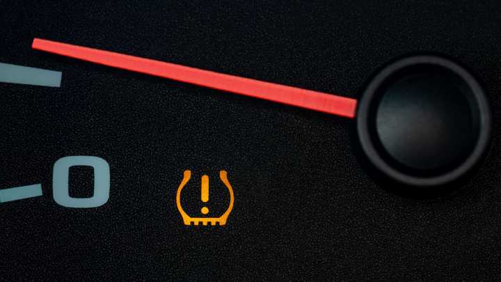 Si circulas con este piloto del salpicadero de tu coche encendido, estás gastando más combustible: "45 litros más"