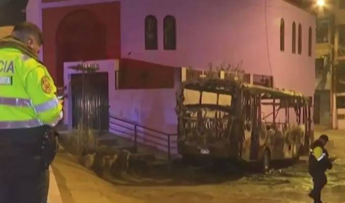 Tras suspensión de paro de transportista: incendian bus de línea conocida como 'La 40' en Santa Anita