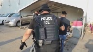 ICE comienza a multar a residentes legales que no porten su tarjeta de residencia