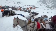 Caballos y drones: así fue el operativo para rescatar a 900 personas atrapadas en una tormenta en el Everest