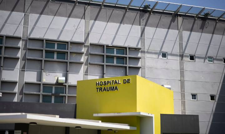 Joven herida de gravedad al caer del bonete de un auto en Cabo Rojo
