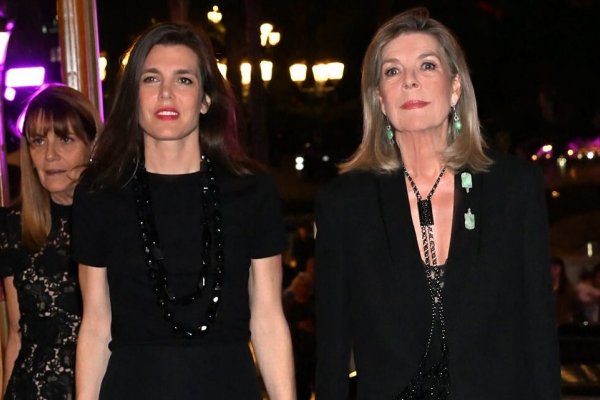 El vestido negro de Carlota Casiraghi y la americana con body lencero de Carolina de Mónaco que madres e hijas intercambiarían