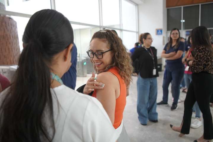 Vacunan vs influenza y Covid al personal de salud