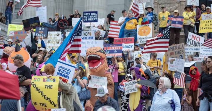 No Kings protests across Missouri help gather signatures to overturn gerrymandered map
