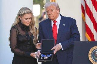 Entrega Trump de forma póstuma la Medalla Presidencial de la Libertad a Charlie Kirk