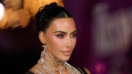 Kim Kardashian rinde homenaje al estilo gótico de Naomi Campbell con un look impactante