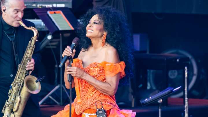 Diana Ross Makes Ovation Hall Her "House" During AC Performance