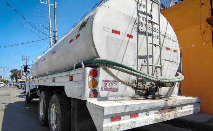Vecinos, pipas, vehículos de carga y hasta trasporte público, acuden a tomas clandestinas de Ecatepec para abastecerse de agua