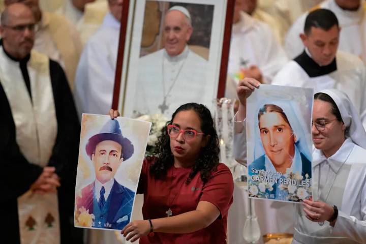 Millones de santos, por Fernando Luis Egaña