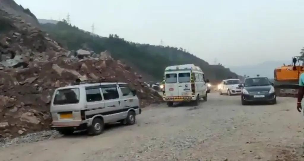 Inclement weather shuts Jammu-Srinagar highway 