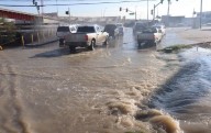 Lluvia convierte en arroyo el cruce de Minatitlán y Óscar Flores