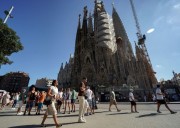 Spain hosts record number of summer tourists
