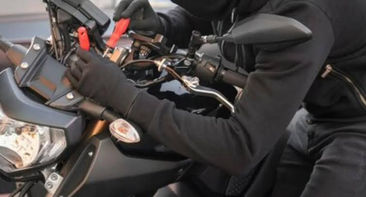 Hurtan motocicleta en Guaymas Norte
