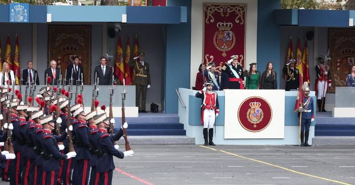 Galería | La Familia Real preside el Día de la Hispanidad con la vuelta de la Infanta Sofía y el uniforme militar de Leonor