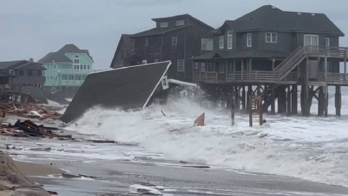 En imágenes: Huracán arrastra al mar casas enteras