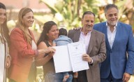 El sueño de la casa propia: Quintela entregó escrituras gratuitas a familias de la capital