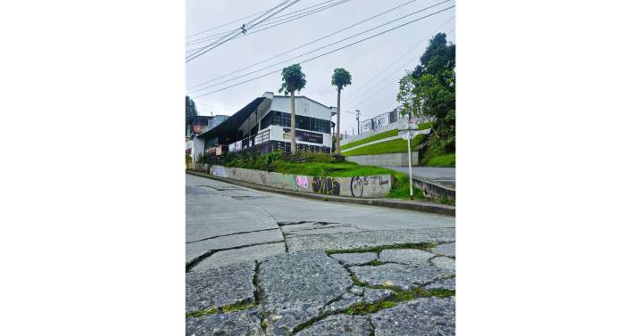 Vecinos de dos barrios de Manizales esperan por reparaciones urgentes en vías tras meses sin respuesta