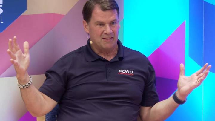 Jim Farley, CEO de Ford, denuncia una crisis que afecta a la "economía esencial" de los trabajadores manuales