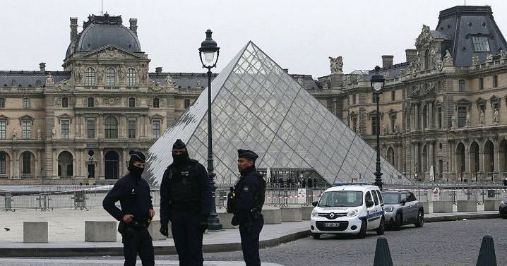 Louvre robbery: 'Criminal gang posed as workmen' in seven