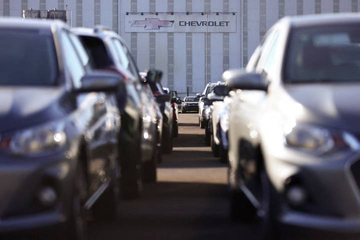 Investors like GM’s tilt toward gas-powered cars. It could be a mistake