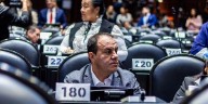 Cuauhtémoc Blanco es captado jugando pádel en plena sesión de diputados