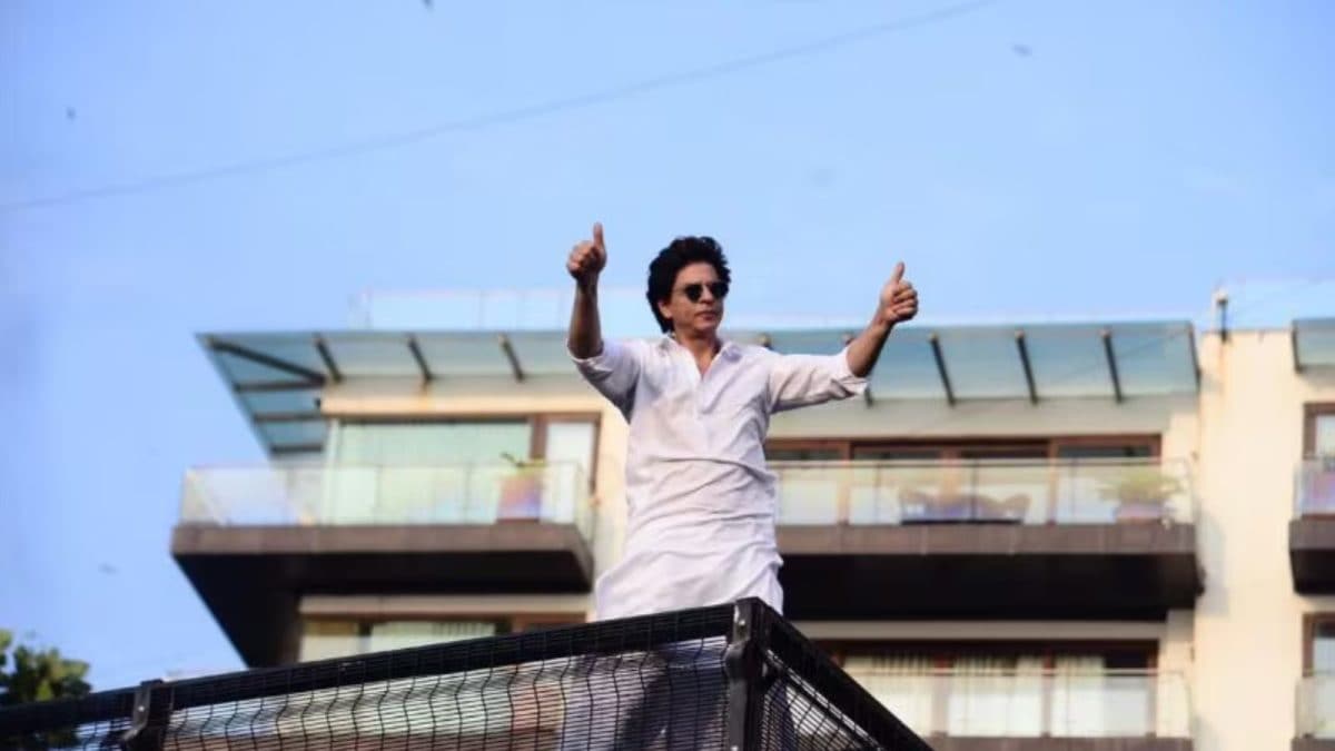 2 Days Before Shah Rukh Khan’s Birthday, An Out-Station Fan ‘Stranded’ In Mumbai. Actor Tells Him ‘Mannat Mein...’