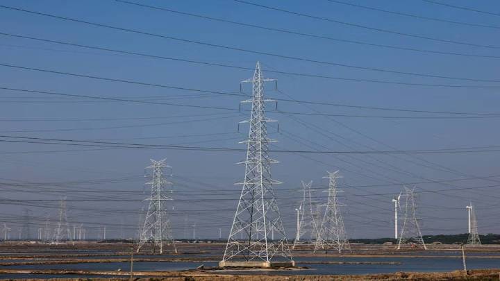 Spot power prices down 32% in Oct