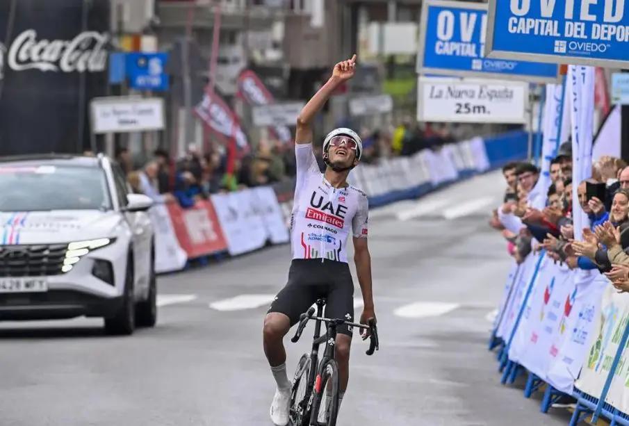 Isaac del Toro deslumbra en Italia: victoria en Gran Piemonte y racha imparable 2025