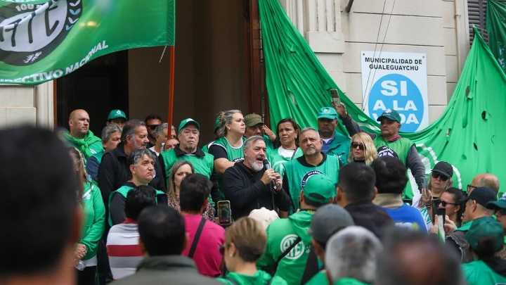 Denuncian que Javier Milei blanqueó con "remuneraciones extraordinarias" a militantes libertarios