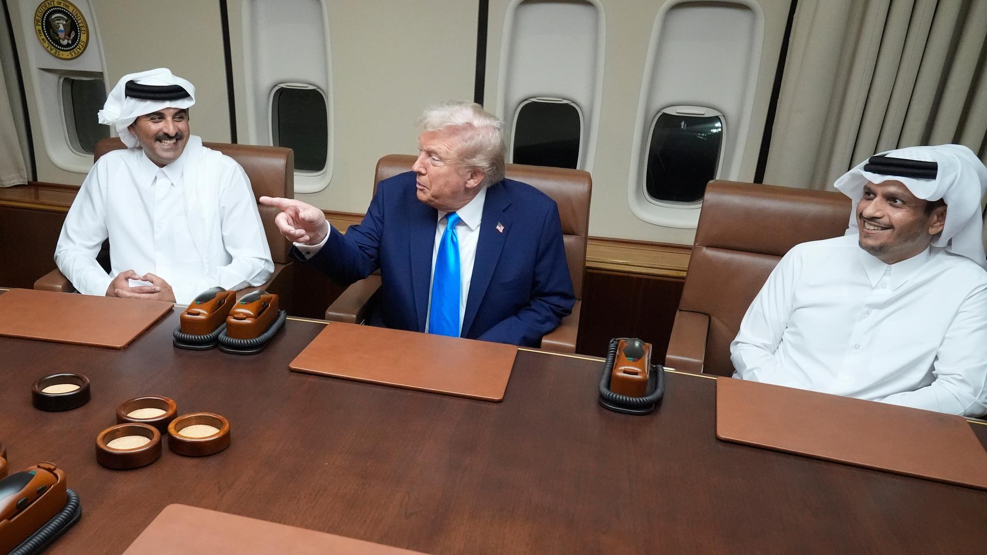 Trump meets with Emir of Qatar and PM during stop on his way to ASEAN