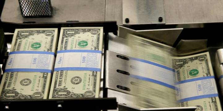 El dólar retomó el alza con demanda firme y se mantuvo cerca del techo de las bandas cambiarias