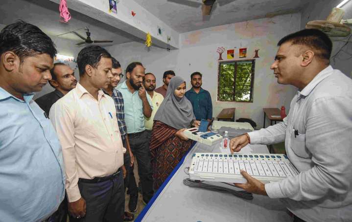 Filing of nominations begins for 122 seats in second phase of Bihar polls