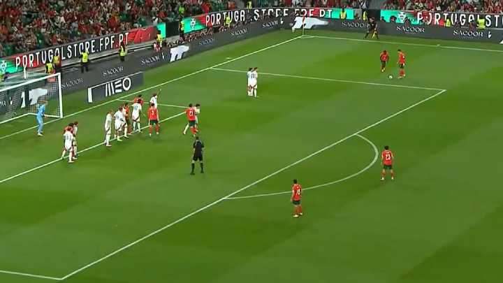 El increíble blooper de Cristiano Ronaldo en un tiro libre: la jugada frustrada encendió las redes