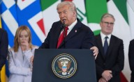 VIDEO: Trump, deslumbrado por la primera ministra italiana; "es una mujer bella", le dice