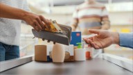 Adiós a pagar en efectivo: el cambio radical en los supermercados que te afecta